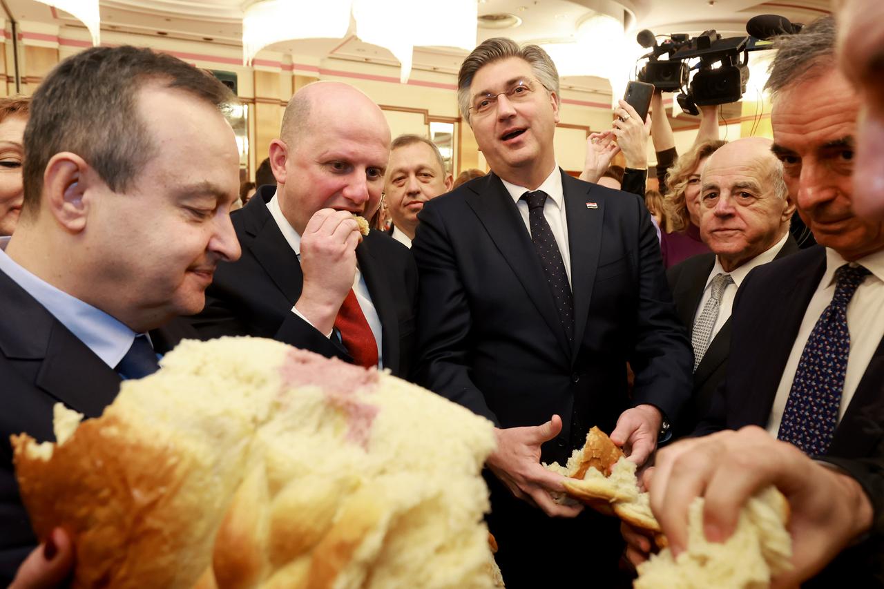 Plenković na prijemu Srpskog narodnog vijeća u kruhu pronašao zlatni novčić