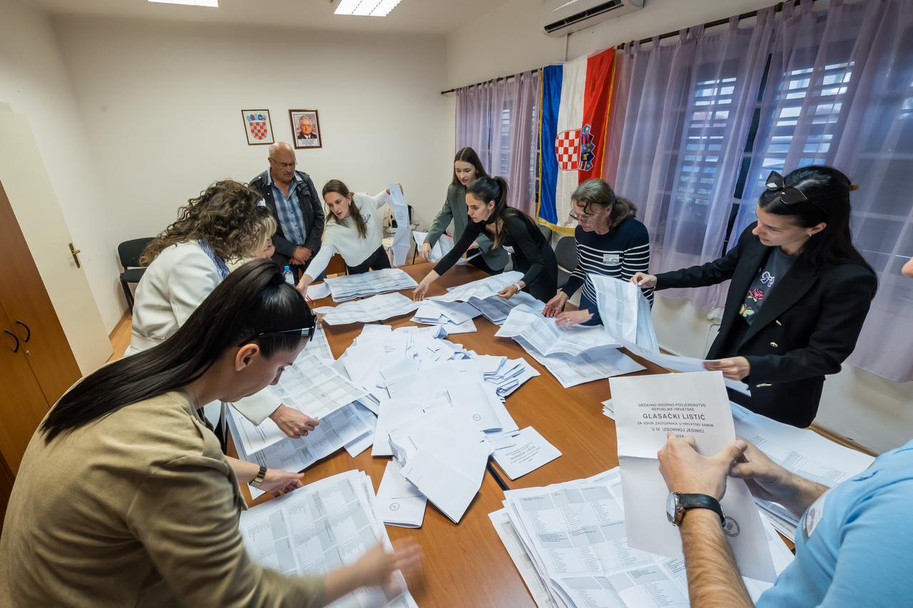 Kaštel Stari: U 19 sati zatvorena su birališta te je započelo prebrojavanje glasačkih listića
