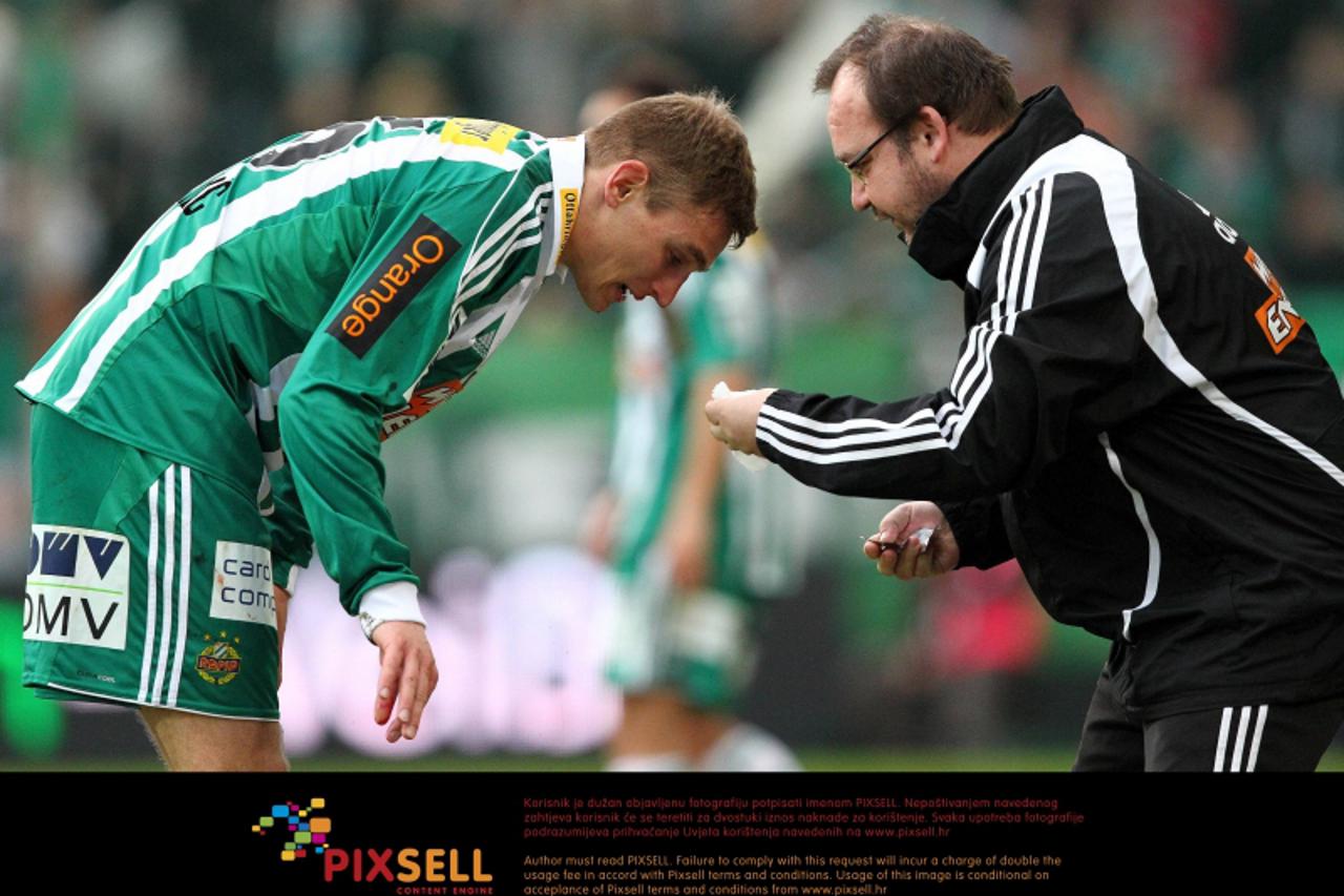 '28.02.2010, Gerhard Hanappi Stadion, Wien, AUT, 1. FBL, SK Rapid Wien vs RedBull Salzburg, im Bild Nikica Jelavic, SK Rapid Wien muss behandelt werden nach einem Zweikampf,  Foto: nph /  T. Haumer **