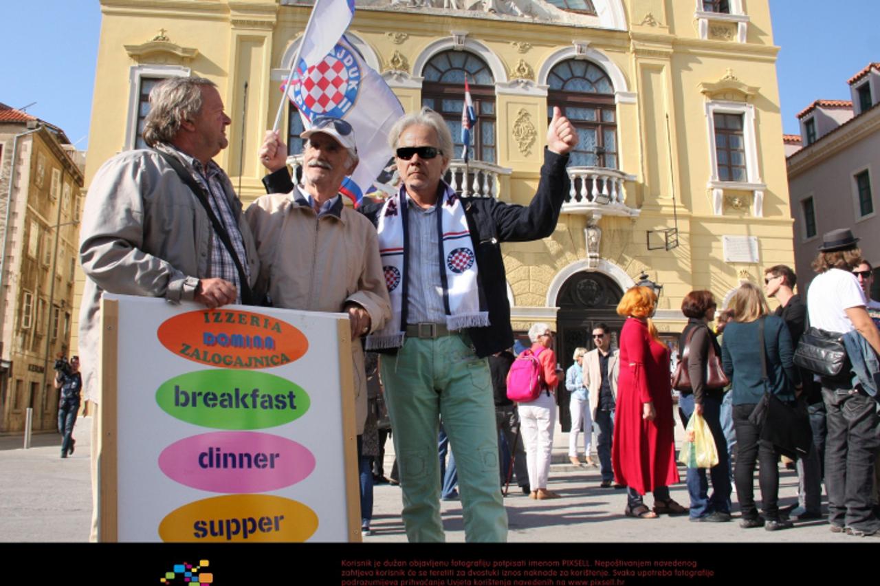 '24.10.2012., Split - Prosvjed zaposlenika HNK zbog nerjesenog pitanja intendanta. Vjeko Santric predsjednik radnickog vijeca HNK-a (sa hajdukovim salom). Photo: Ivana Ivanovic/PIXSELL'