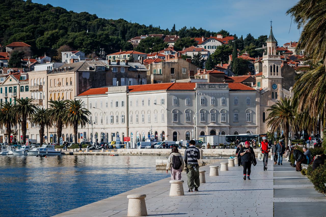 Splitska riva tijekom sunčanog dana omiljeno je mjest ograđana