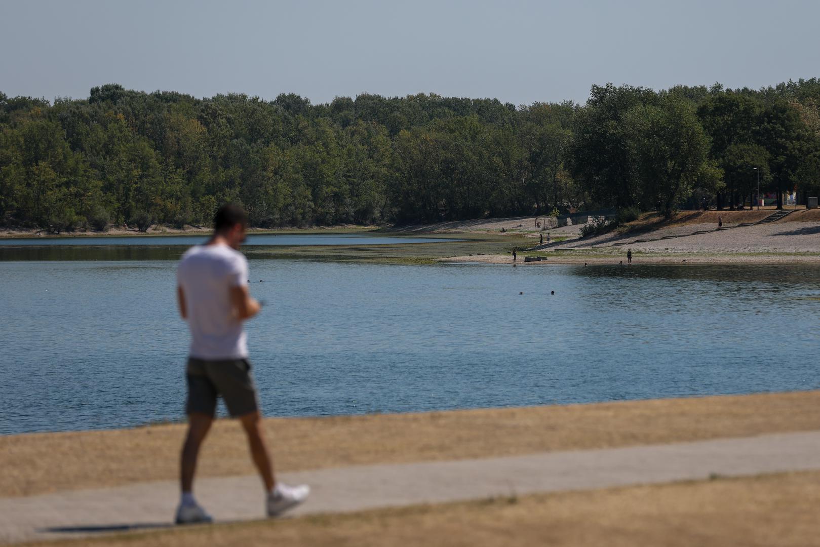 Podaci pokazuju koliko su ovogodišnje vrućine snažno zagrijale zagrebačko jezero. Posebno je neobično što se visoka temperatura vode zadržala i na većim dubinama, dok je istodobno zabilježen izrazito nizak vodostaj.