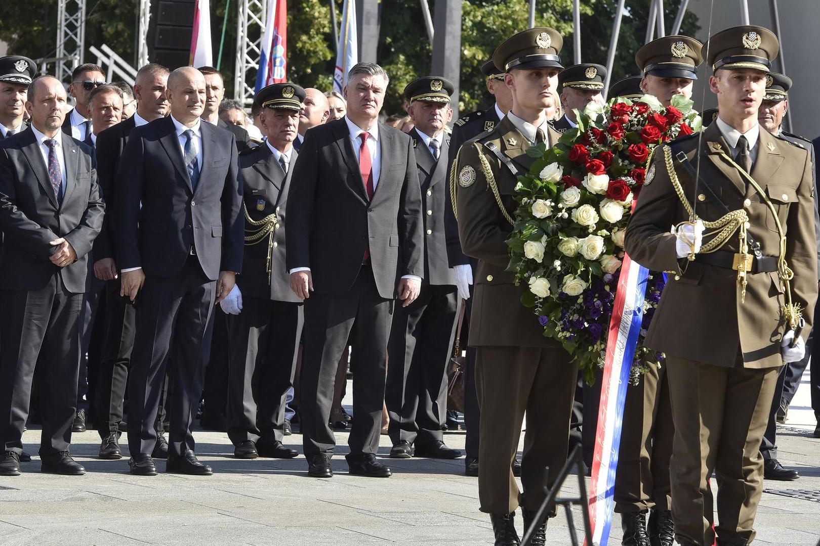 Kod Spomenika hrvatske pobjede Oluja 95 na Trgu dr. Ante Starčevića vijence su položili predsjednici države, Vlade i Sabora, članovi Vlade, saborski zastupnici, predstavnici braniteljskih udruga te obitelji poginulih, nestalih i umrlih hrvatskih branitelja.