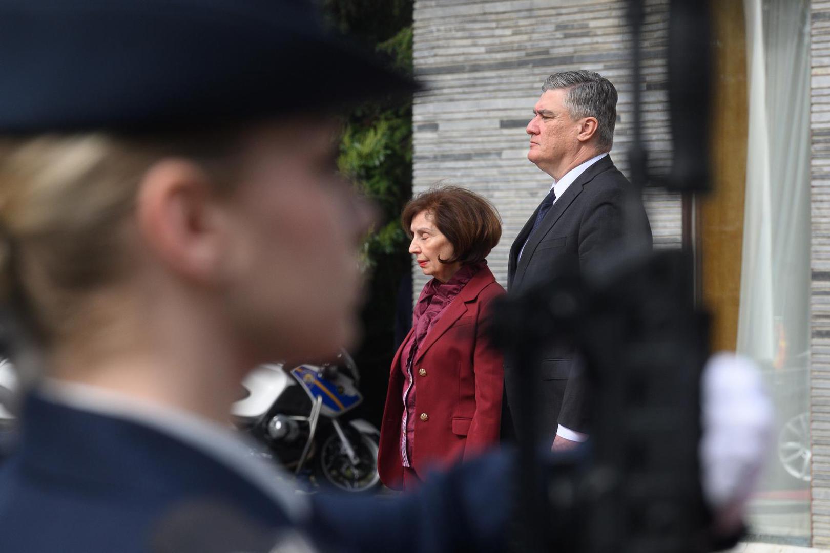 Predsjednik Zoran Milanović dočekao je u utorak prijepodne predsjednicu Republike Sjeverne Makedonije, Gordanu Siljanovsku-Davkovu, na Pantovčaku. Svečani doček organiziran je na platou ispred Ureda predsjednika Republike Hrvatske.