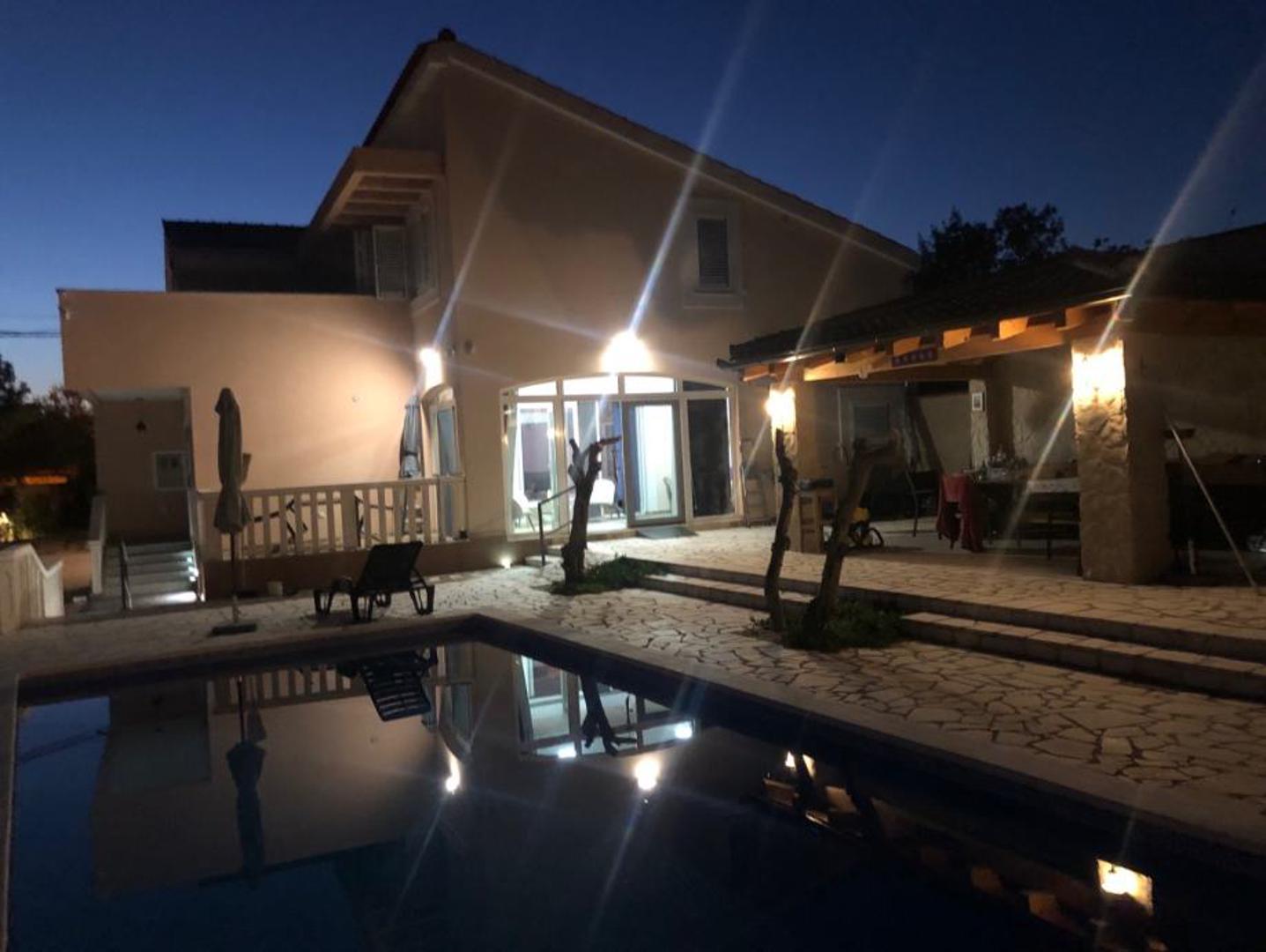 Kuća je zidana od betona i opeke, potpuno renovirana 2023. godine i opremljena modernim namještajem, pa je odmah useljiva. Raspolaže s četiri spavaće sobe, dva dnevna boravka i dvjema potpuno opremljenim kuhinjama izrađenima po mjeri. 