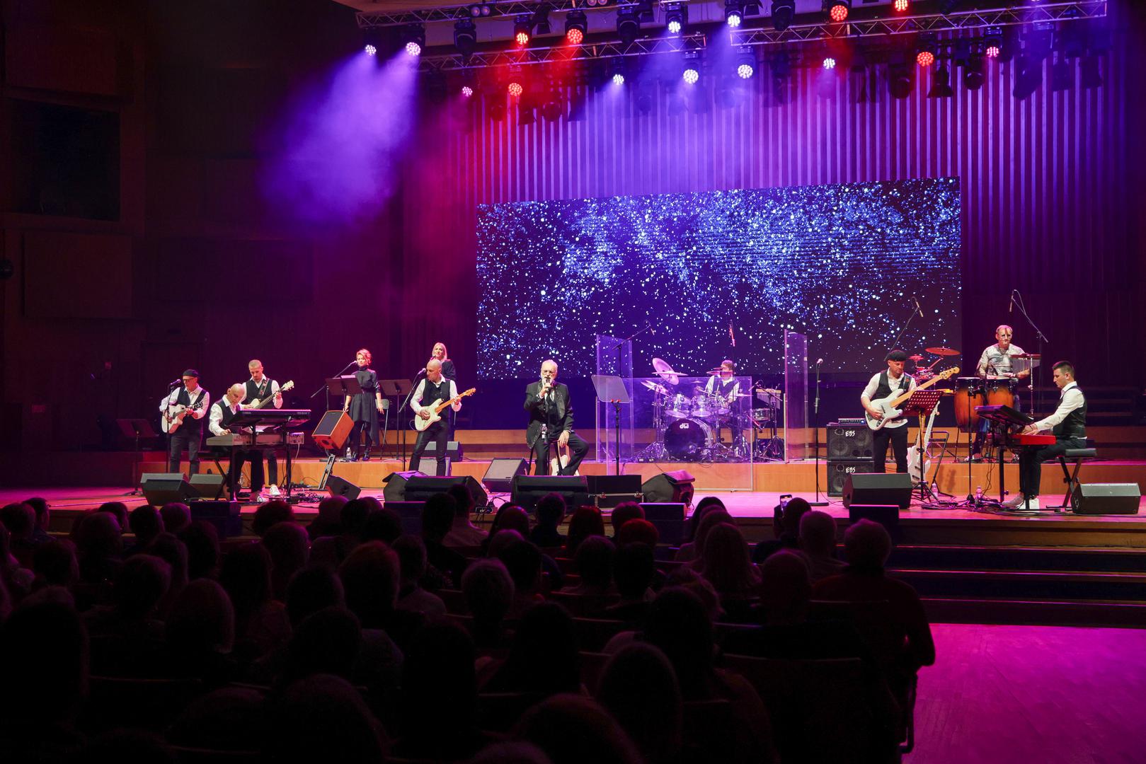 Na obljetničkom koncertu pratio ga je njegov bend uz posebno osmišljen program koji je publiku proveo kroz ključne trenutke njegove karijere. 