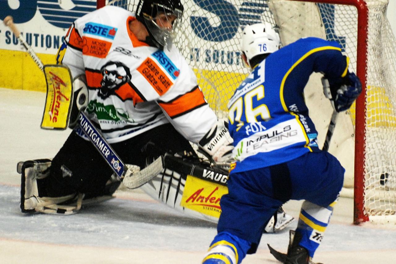 'sport.......zagreb.......22.09.2009. hokej na ledu - medvescak - moser medical graz  napad  na gol medvescaka , izjednjacujuci gol 1-1 pogadja aaron fox (76)  Photo: Renato Brandjolica/vecernji list 