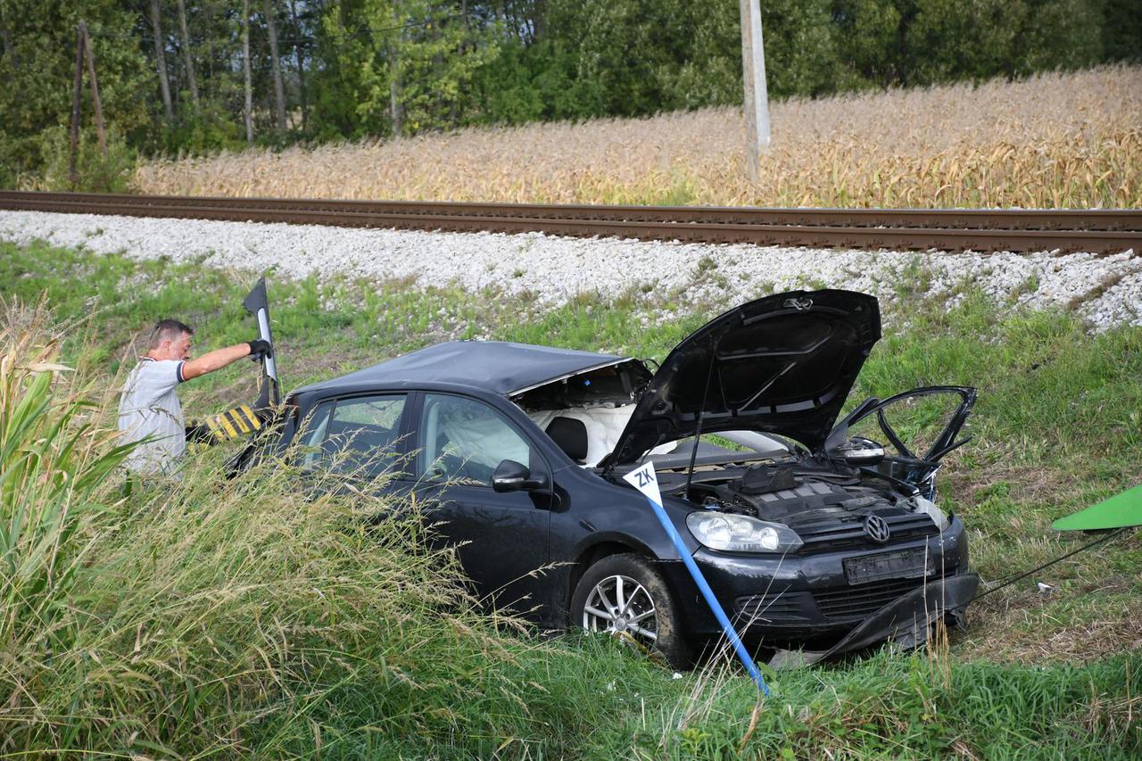 Bolfan: Žena i dvoje djece poginuli u naletu vlaka na automobil