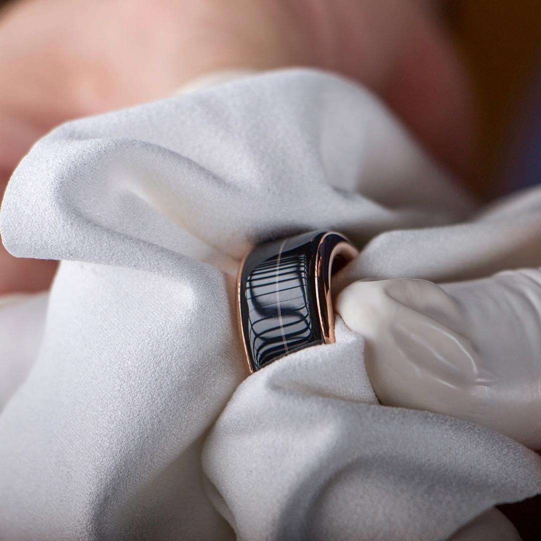 Dovoljno je samo lagano lupiti jednom po prstenu da se "aktivira" i poslat će zahtjev prema drugom prstenu koji će odgovoriti slanjem srčanih otkucaja osobe koja ga nosi. 

