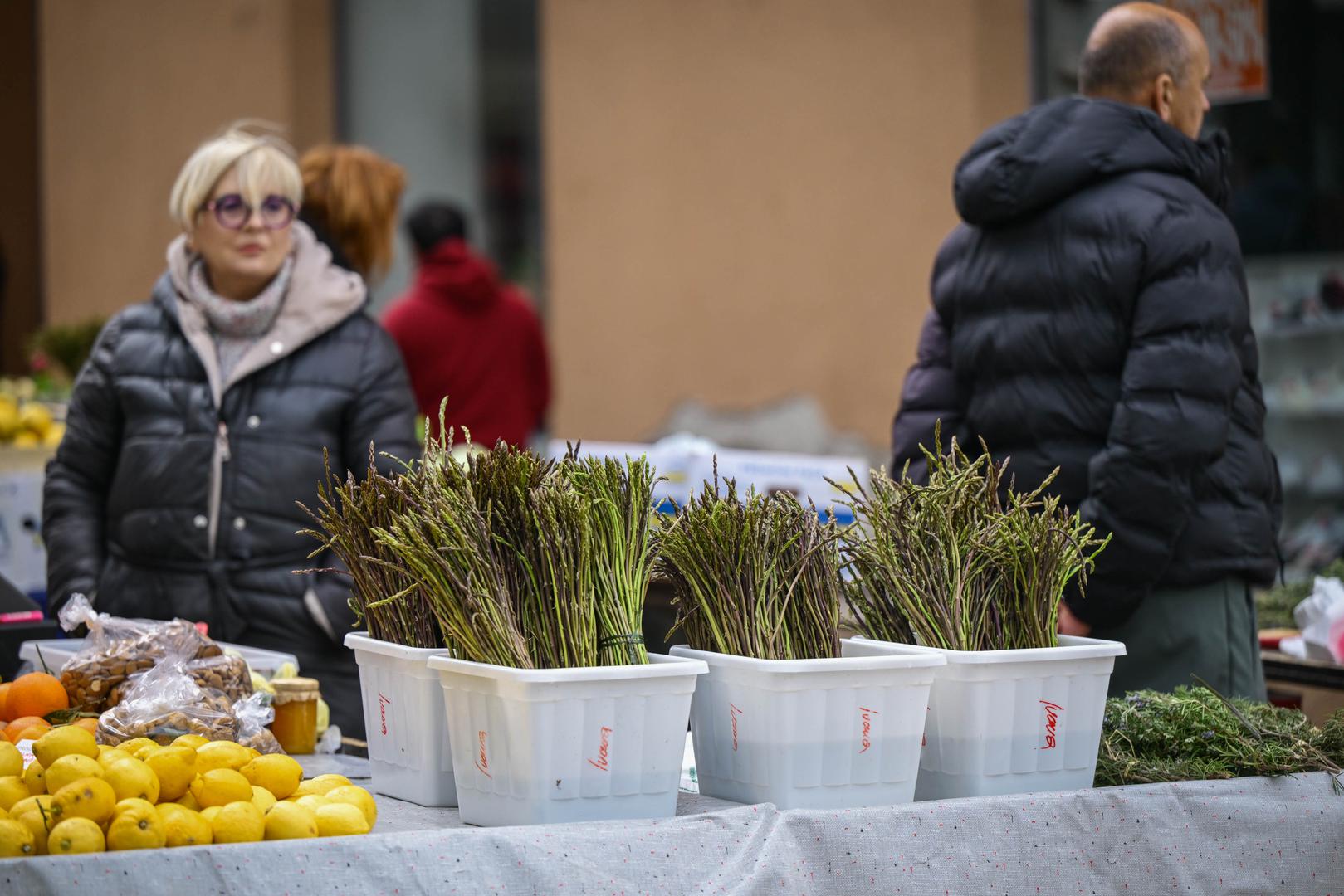 Od pet pa sve do 15 eura kreće se cijena za stručak šparoga, koje su stigle na Dolac. 