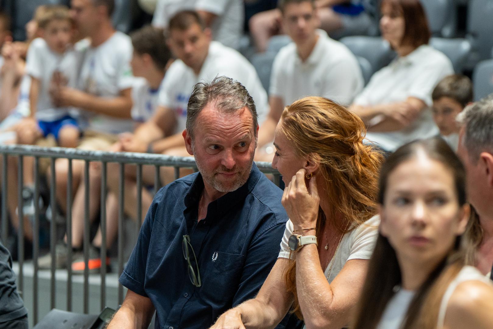 Hrvatski rukometni izbornik Dagur Sigurdsson ponovno je privukao pozornost fotografa, ovoga puta na petoj utakmici finalne serije doigravanja SuperSport Premijer lige između Zadra i Cibone u dvorani Krešimir Ćosić. Islandski stručnjak snimljen je na tribinama u društvu žene za koju se već mjesecima nagađa da je njegova nova partnerica. Njih dvoje zajedno su pratili susret u kojem je Cibona stigla do novog naslova prvaka Hrvatske.