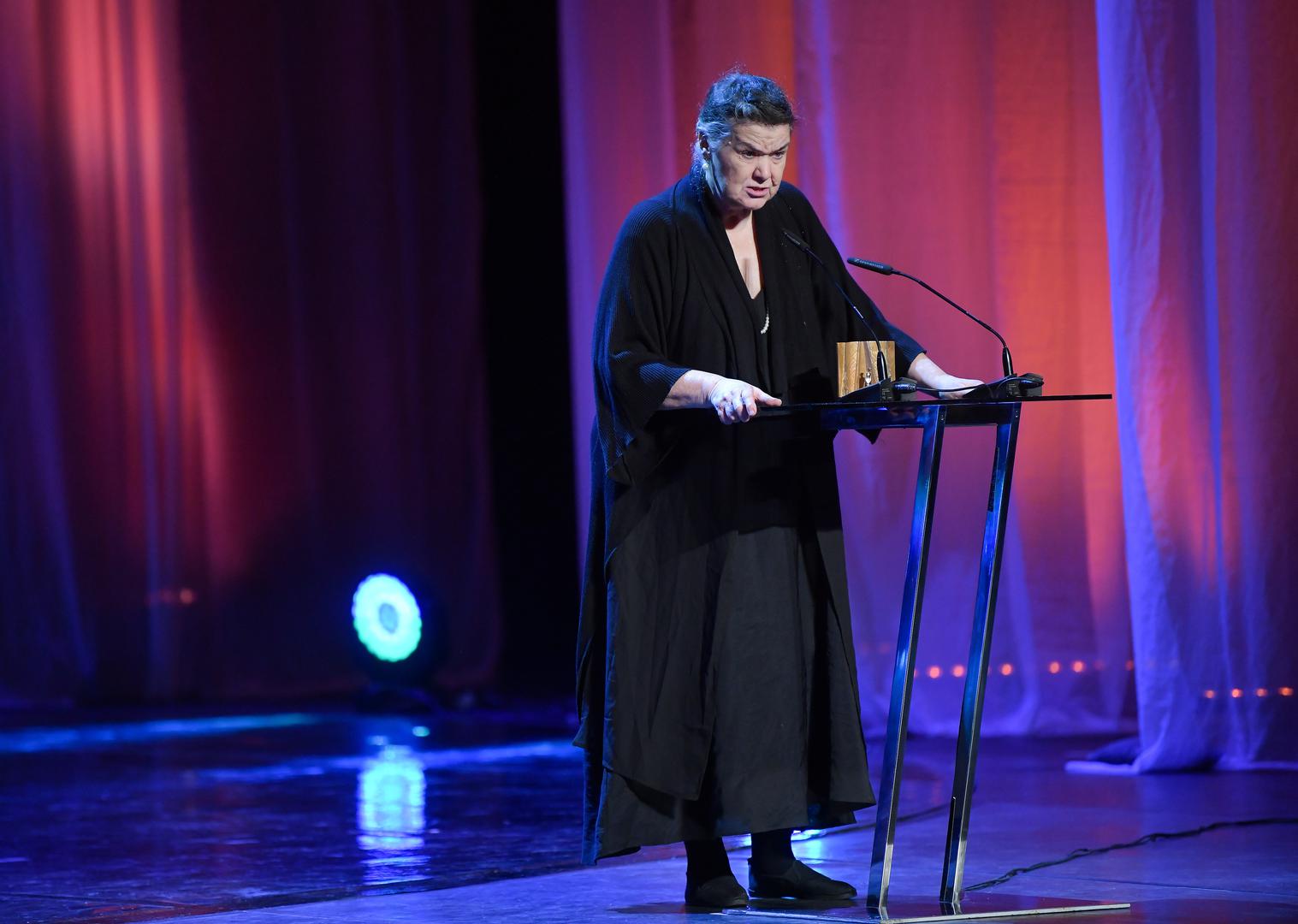 No, iza svjetala reflektora i kamera vodila je vlastitu životnu dramu. 