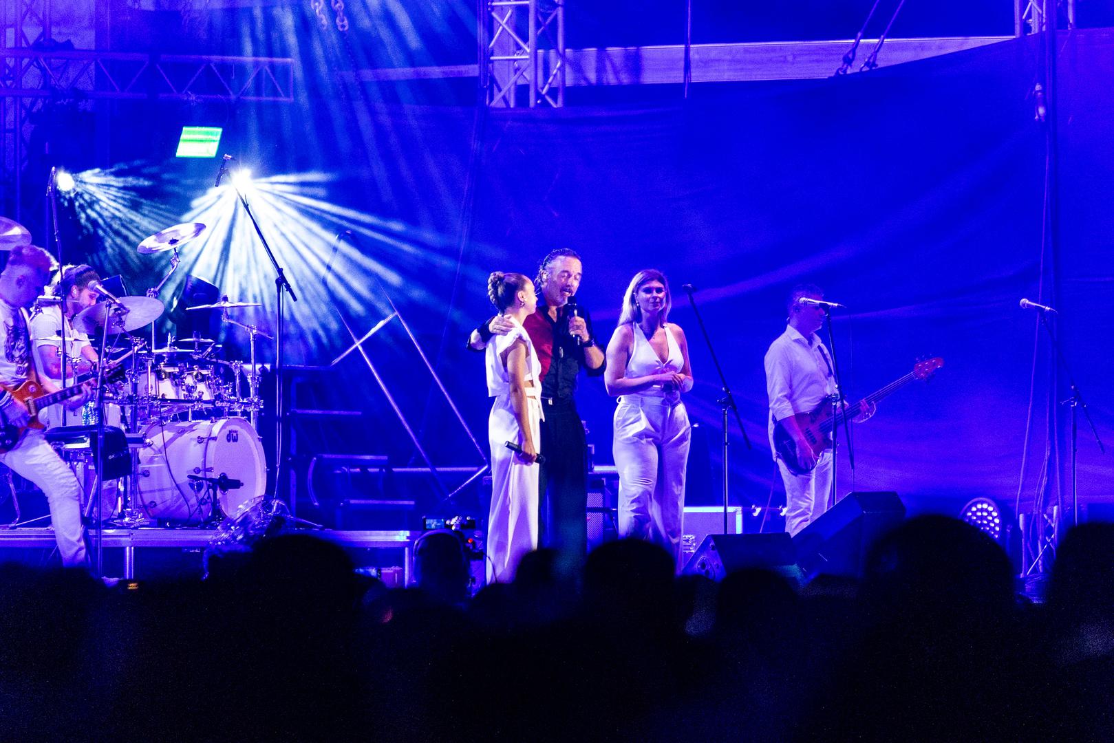 Nezaboravnoj večeri su doprinijeli i glazbeni gosti koje je Tony držao u tajnosti do posljednjeg trenutka. Na scenu je prvo pozvao talentiranu Lamiju Belošević s kojom je otpjevao "Kao u snu", a onda je s Dinom Jelusićem na oduševljenje prepune Arene izveo kultnu pjesmu "Morski vuk". 