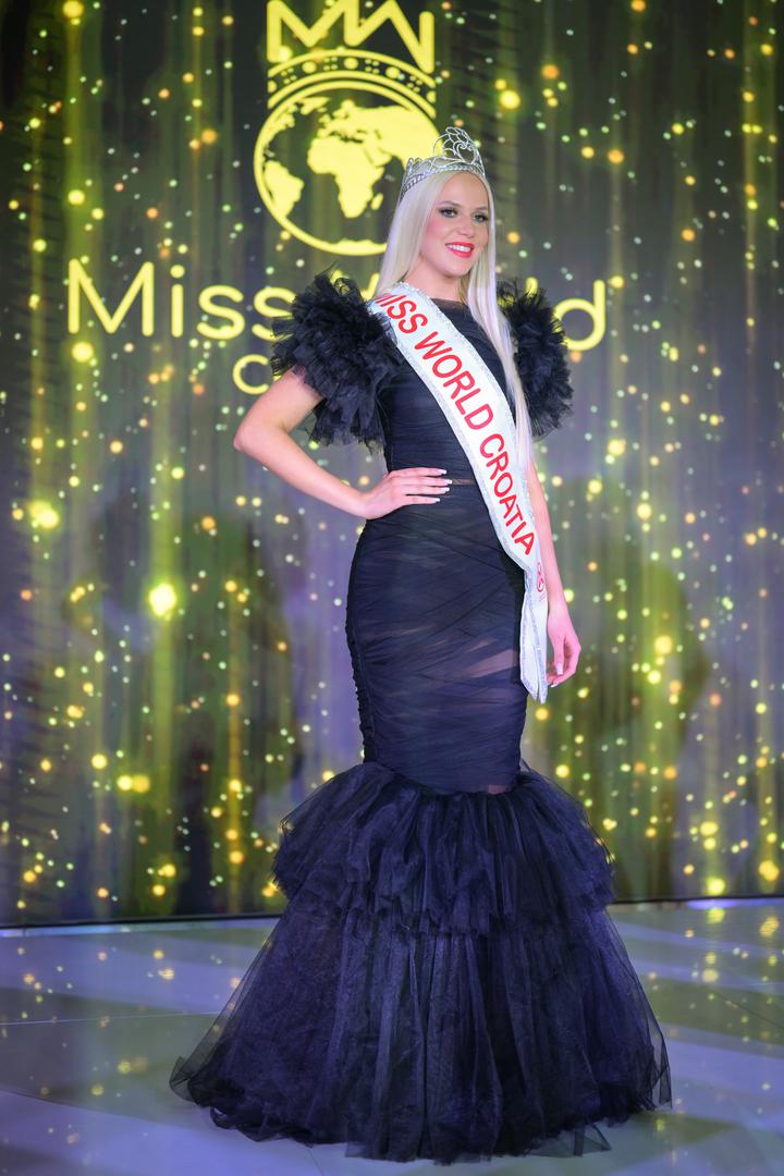 Redovito vježba, trenira pilates i cheerleading, a ranije se bavila plesom i gimnastikom. 