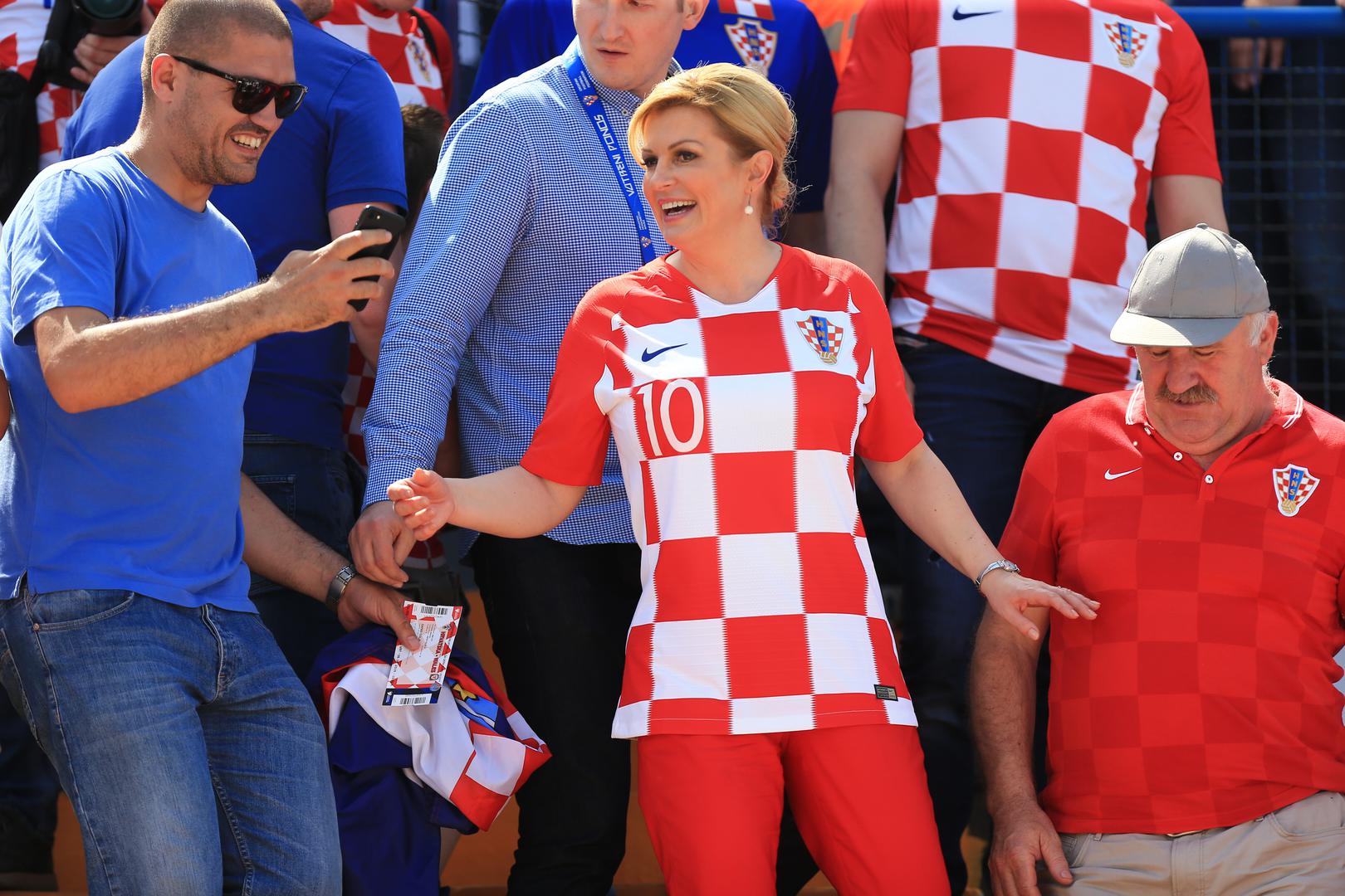 Više od 17 tisuća ljudi došlo je na tribine, a naši igrači imali su i posebnu navijačicu. 