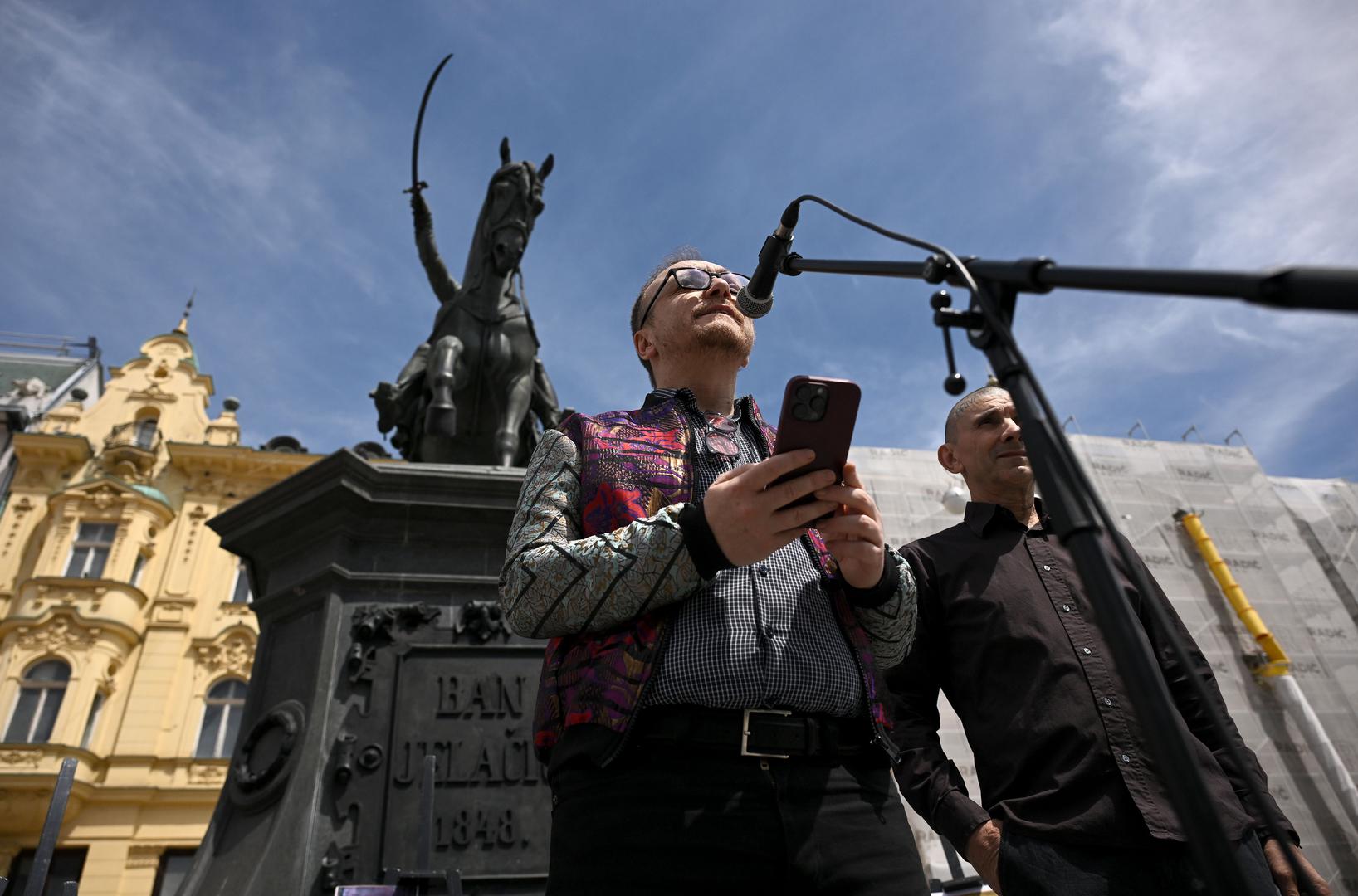 Dakle, polazeći od stvarnog konteksta izbora nacionalnog predstavnika za 61. Venecijansko bijenale, Siniša Labrović svojim performansom ironično gradi fikcijsku situaciju u kojoj se „ispravlja“ navodna pogreška u odabiru, simbolički otvarajući alternativni hrvatski paviljon u samom središtu Zagreba