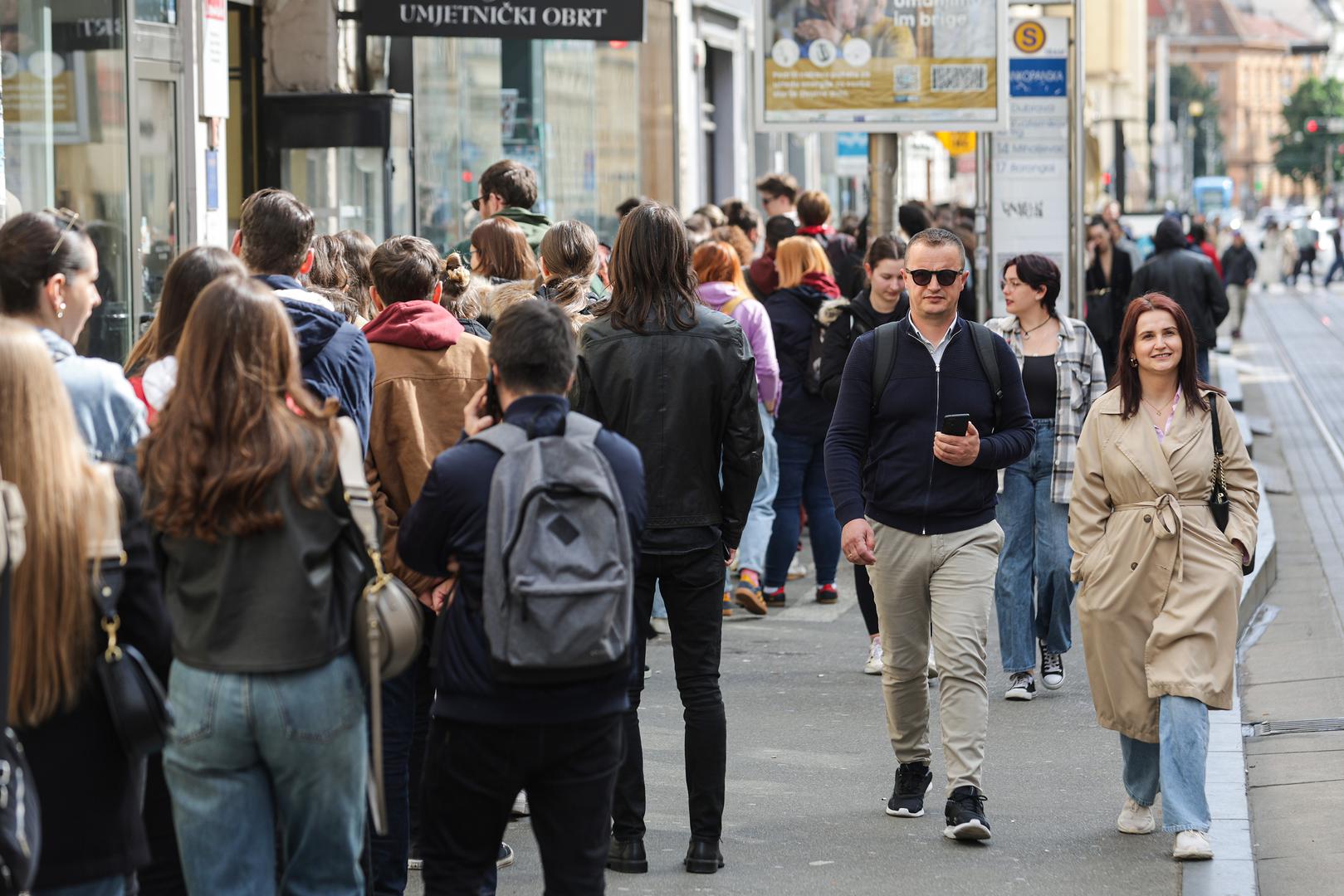 17.04.2024., Zagreb - Glasanje u Varsavskoj ulici stvorilo je velike redove.  Photo: Luka Stanzl/PIXSELL