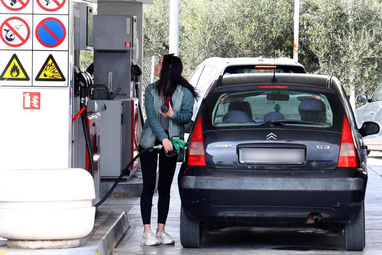 Šibenik: Po?ele su gužve na benzinskim postajama uo?i najavljenog poskupljenja goriva