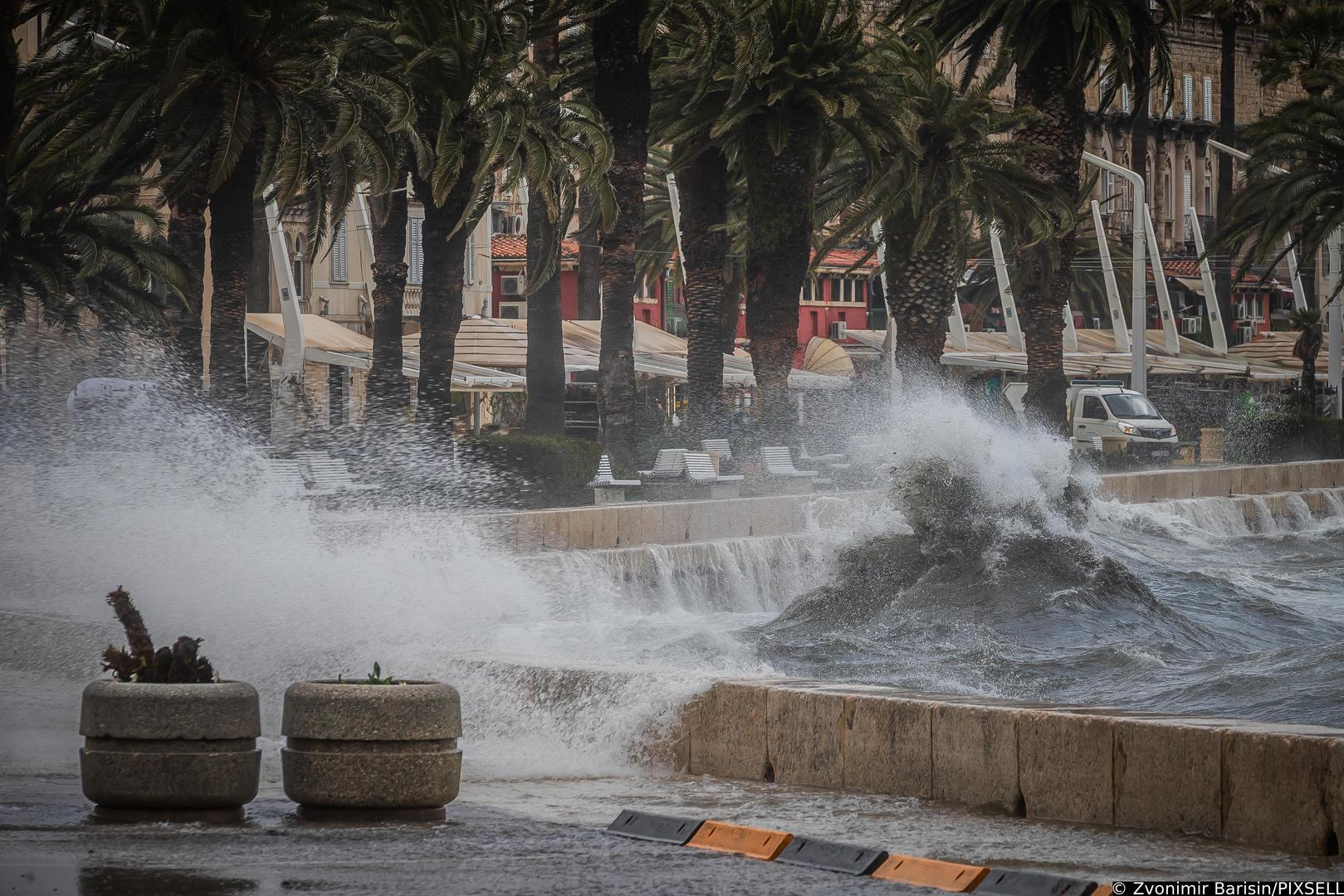 Snijeg pada u Gorskom Kotaru, a pravci prema moru su otežani ili zatvoreni.