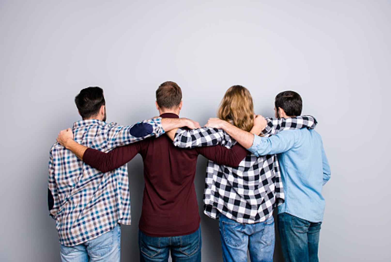 Pomaže kod stresa i depresije- Zbog okitocina koji se oslobađa kada nekoga zagrlite, osjećat ćete se sretnije i opuštenije, a to smanjuje razinu stresa i pomaže osobama koje pate od depresije. 