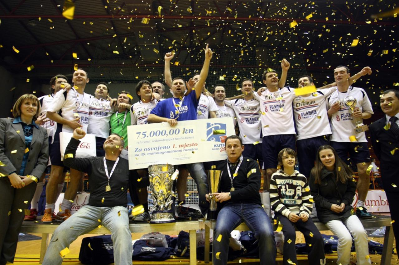 '30.12.2009., Zagreb, - Pobjednici 39. malonogometnog turnira Kutija Sibica, Asfalti Zelenika - Plamen iz Krizevaca.  Photo: Sanjin Strukic/PIXSELL'