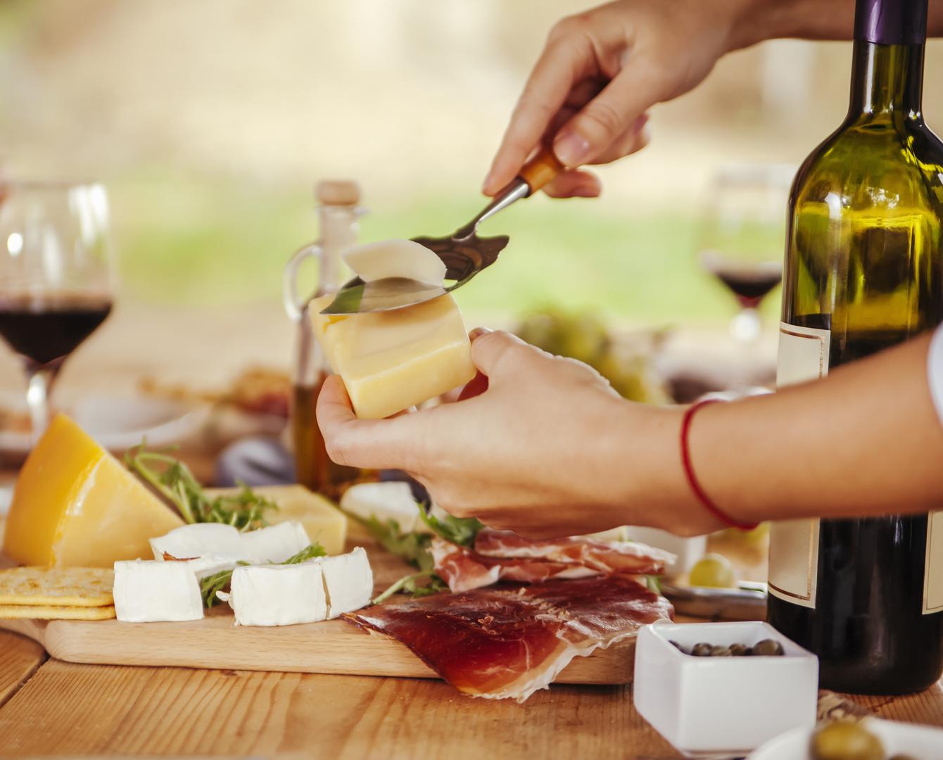 ‘Ako blagi sir poput goude ili ementalera miriše poput limburgera ili plavog sira, trebali biste ga baciti’, kaže Ashton, ‘Prirodno oštri sirevi poput Camemberta imat će relativno jak miris amonijaka kada se pokvare’. Ashton dodaje da, ako poznajete miris određenog sira, a onaj koji imate miriše intenzivnije nego inače, bolje je baciti ga. Pokvareni sir može sadržavati bakterije koje uzrokuju bolesti poput salmonele, E. coli i Listerie monocytogenes.