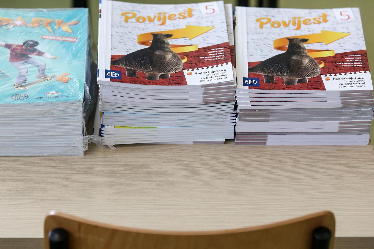 Zagreb: Isporuka udžbenika u osnovnu školu Hrvatski leskovac