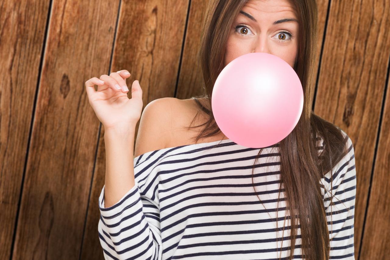 Žena sa žvakaćom gumom