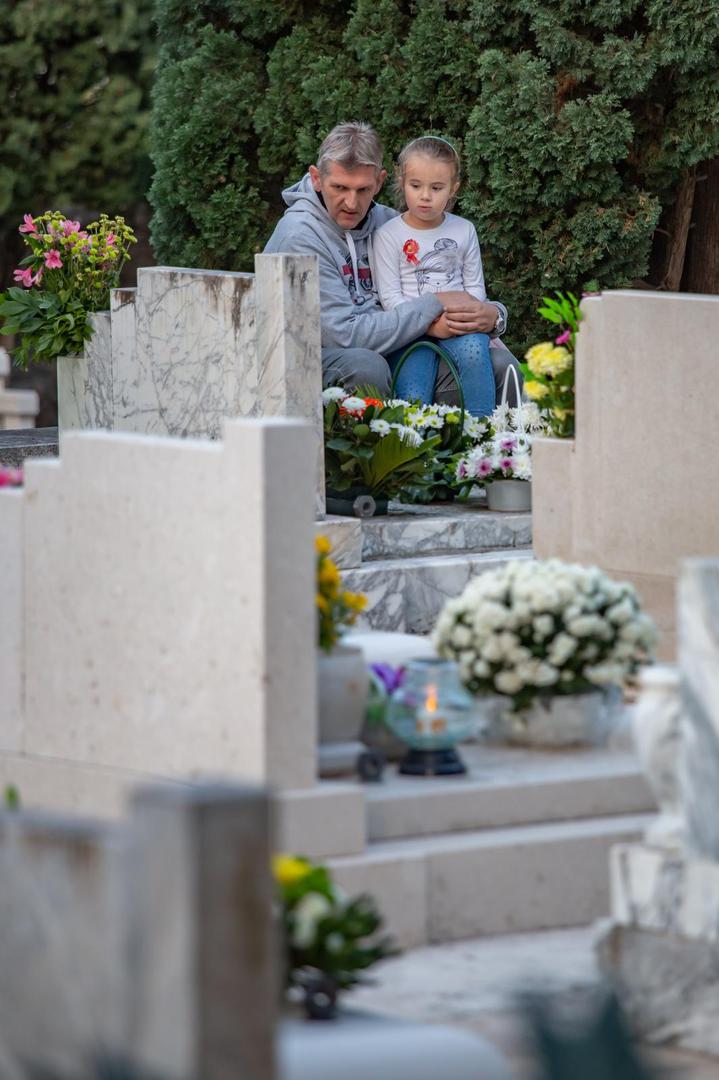 Pa se stvorio još ljepši i intimniji trenutak uoči blagdana kada se prisjećamo svojih dragih pokojnika.