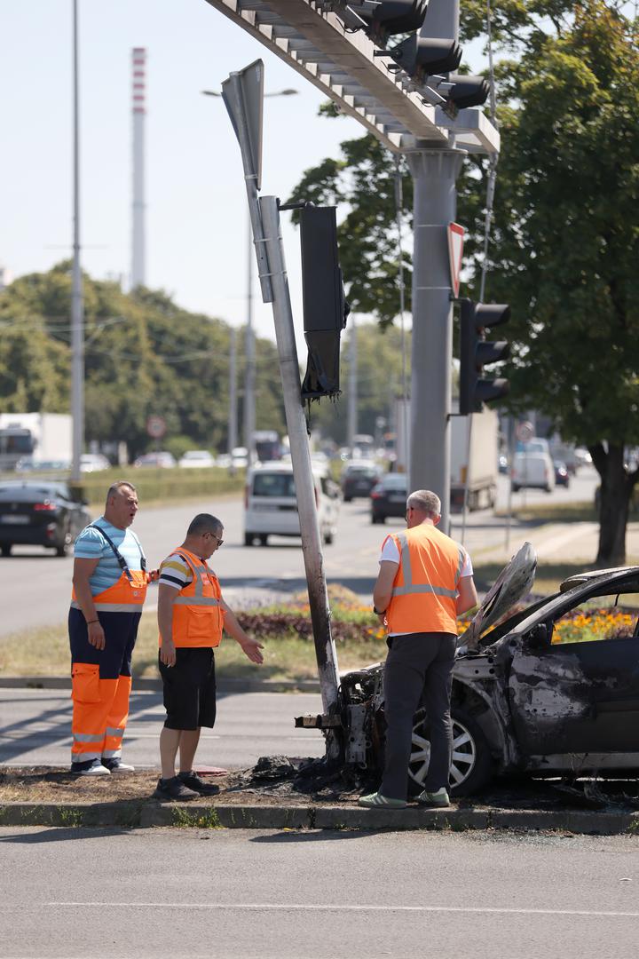 Na križanju Avenije Dubrovnik i Ulice Savezne Republike Njemačke u Zagrebu danas je došlo do požara osobnog automobila koji je u potpunosti izgorio, zapalio se i semafor.