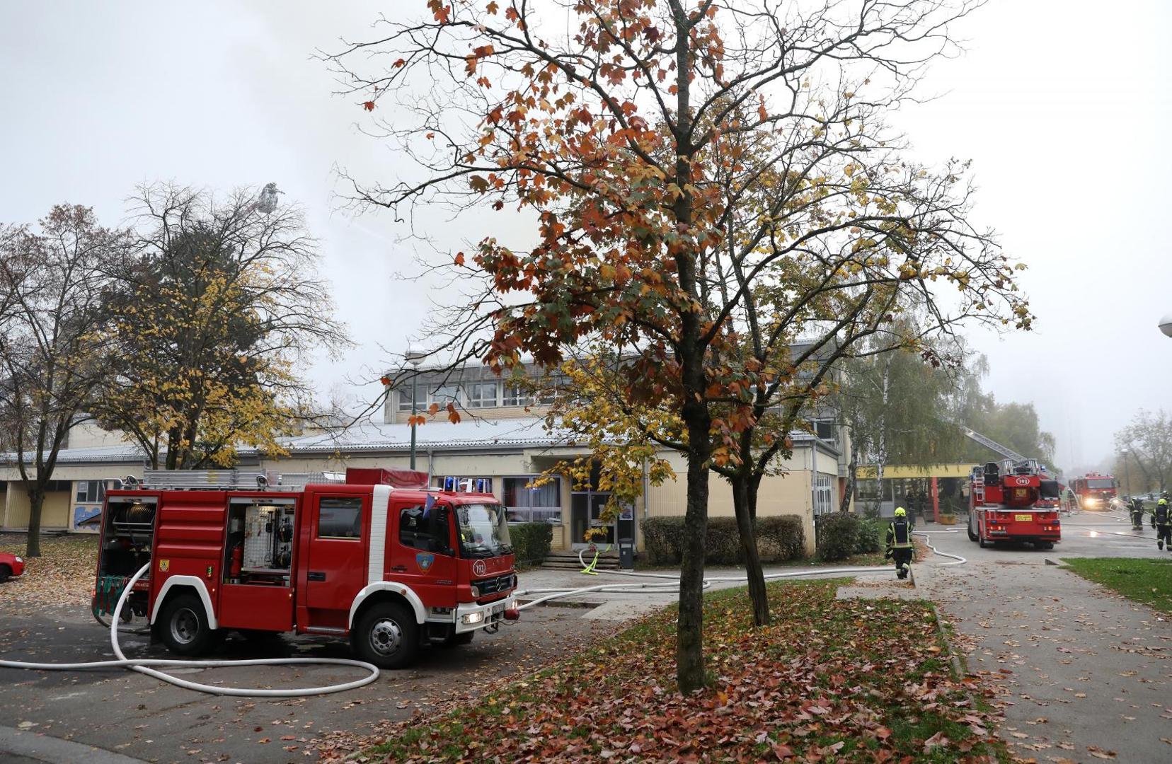02.11.2020., Zagreb - Intervencija vatrogasaca radi pozara na krovu na Osnovne skole Mato Lovrak u zagrebackoj Dubravi. Photo: Patrik Macek/PIXSELL
