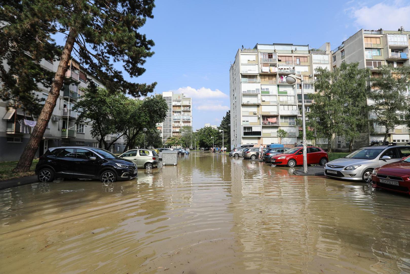28.06.2022., Zagreb - U zagrebackom naselju Gajnice, u Cileanskoj ulici doslo je do puknuca vodovodne cijevi koja je poplavila veci dio parkiralista, a voda koja izvire prosirila se i okolnim ulicama. Photo: Robert Anic/PIXSELL