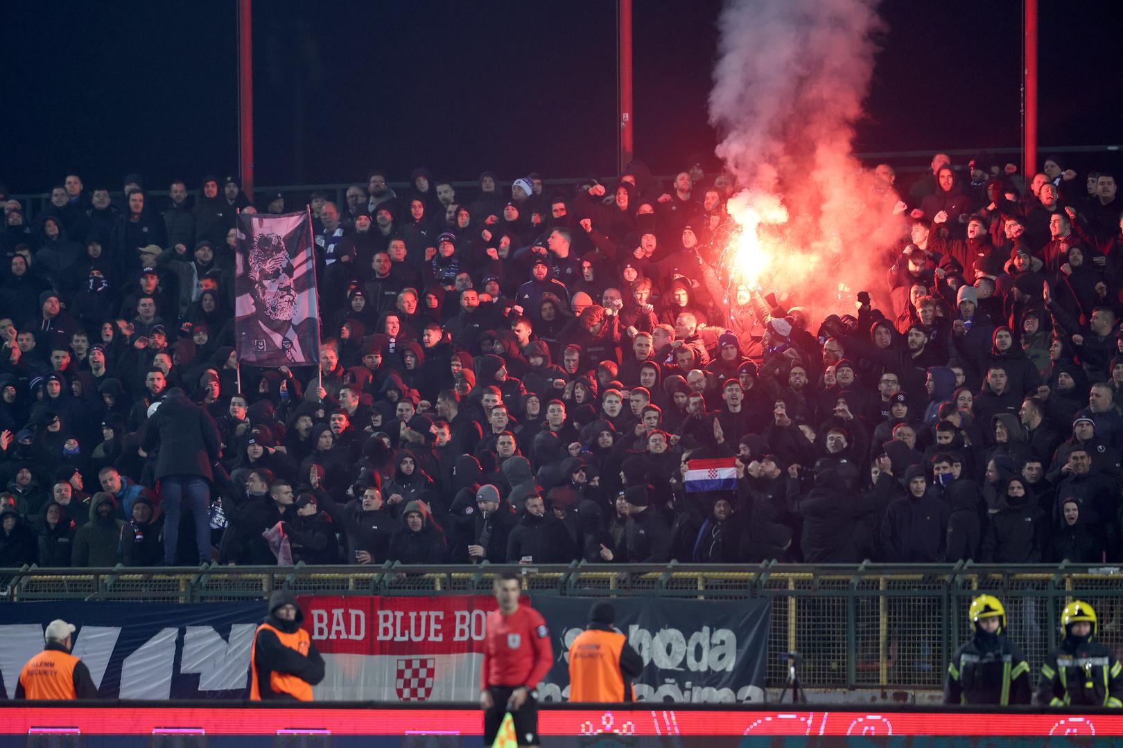 Navijači Dinama, Bad Blue Boysi, prvih su minuta skandirali "O Hrvatska, nezavisna država", slično kao i Armada dan ranije.


