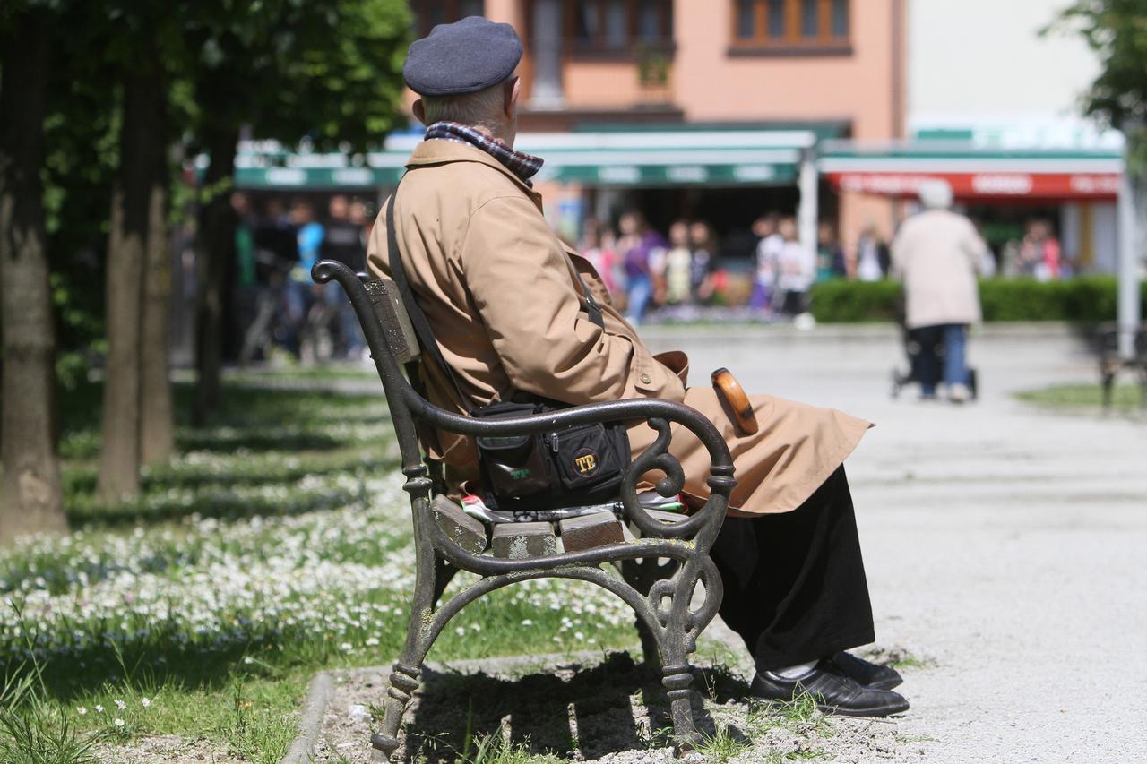 07.05.2014., Koprivnica - Gradjani koriste suncano i toplo vrijeme da sami ili s partnerom uzivaju u setnji  ili da kratko pobjegnu od uzurbanog zivota i gradske guzve. Neki kao da ne primjecuju ljepotu koja ih okruzuje jer su zadubljeni u razmisljanja o 