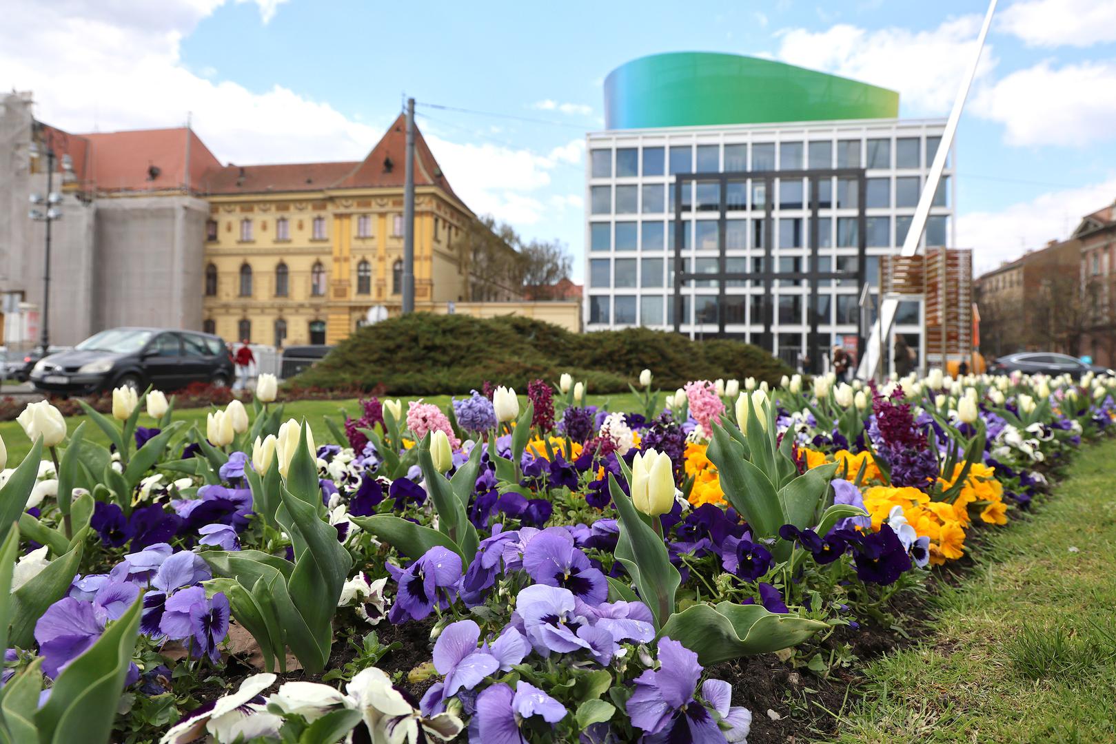 Puhat će većinom umjeren sjeveroistočni vjetar. Najviša temperatura zraka od 13 do 15 °C, na Sljemenu oko 7 °C.