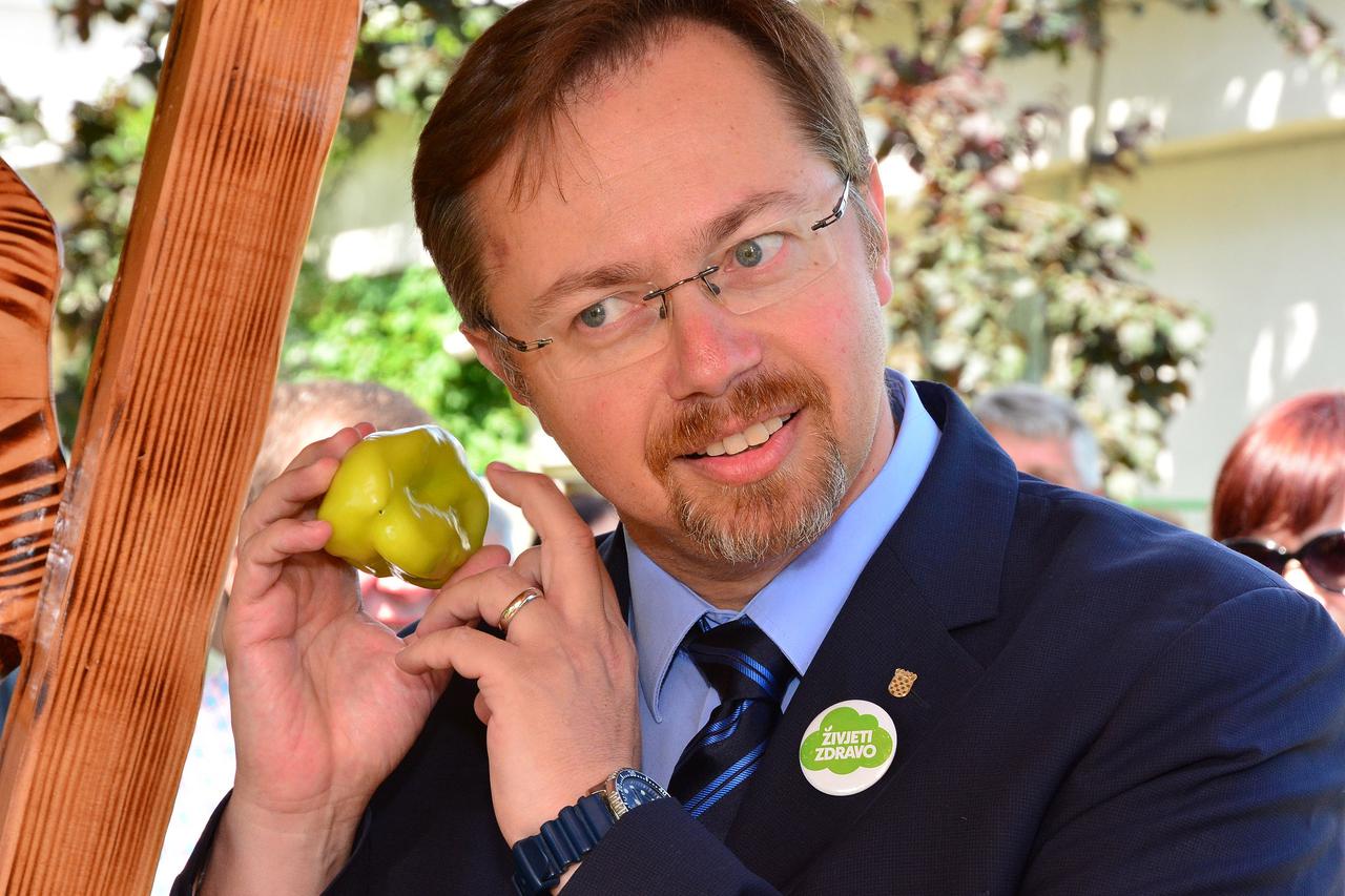 29.05.2015., Slavonski Brod - Ministar znanosti, obrazovanja i sporta Vedran Mornar i Ministar zdravlja Siniša Varga u posjeti jednoj od ponajboljih srednjih skola u Hrvatskoj, slavonskobrodskoj Srednjoj poljoprivrednoj skoli Matija Antun Reljkovic.  Phot