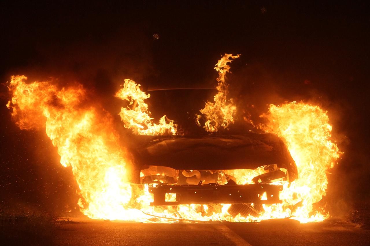 Koprivnica: Golf "trojka" izgorio na Varaždinskoj cesti, voza? izašao neozlije?en