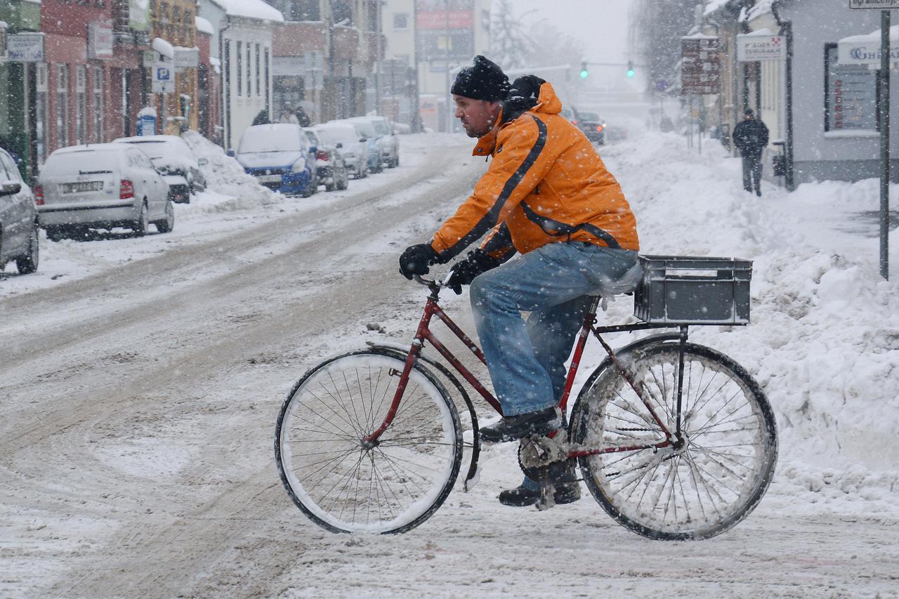 04.01.2016., Sisak - Nakon krace stanke snijeg je od jutarnjih sati ponovo poceo padati.  Photo: Nikola Cutuk/PIXSELL