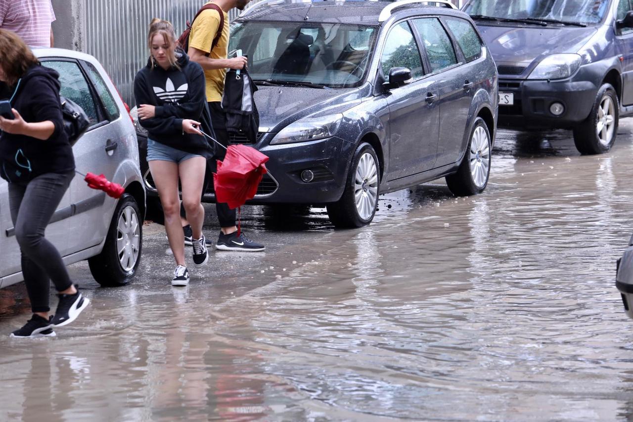 Zbog obilne kiše u Splitu ulice su poplavljene