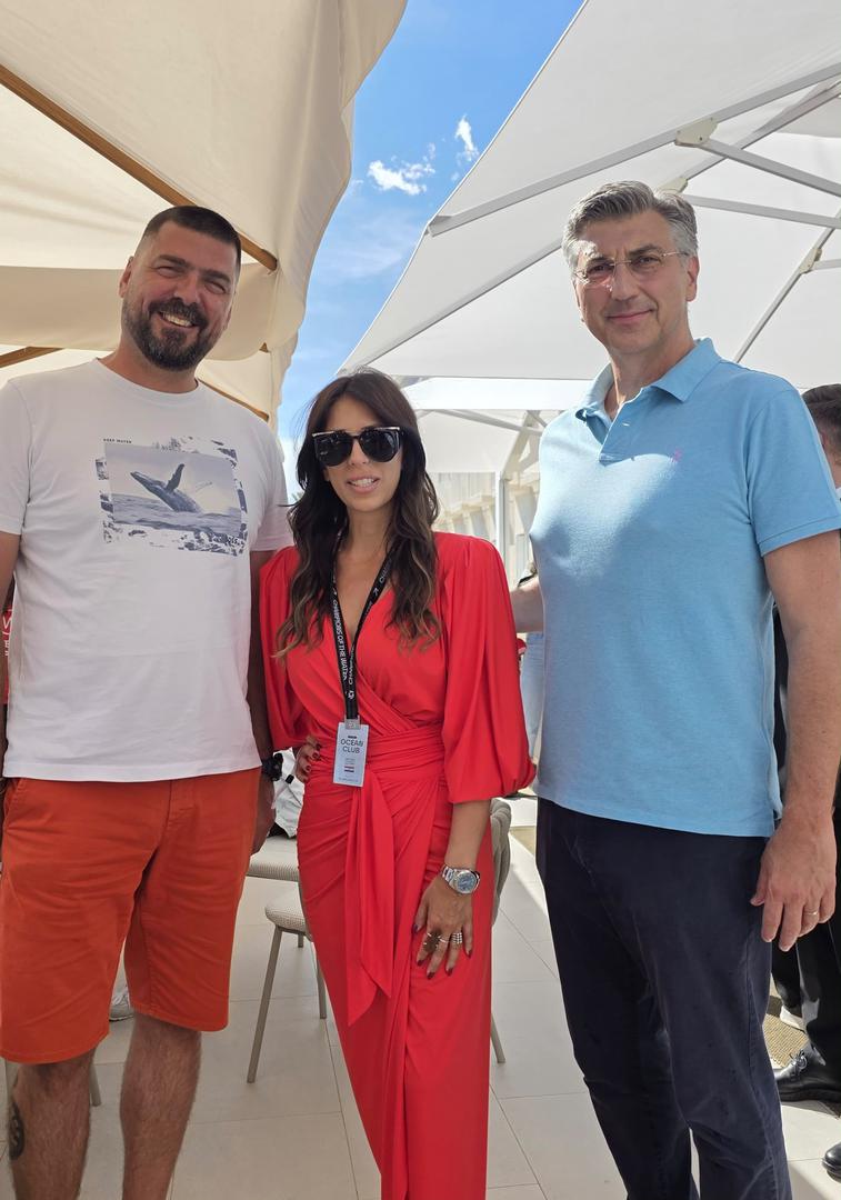 U renesansnom ambijentu dubrovačke palače Sponza održana je revija Krie Designa koja je međunarodnim uzvanicima E1 Dubrovnik GP-a pokazala najglamurozniji primjer kružnog gospodarstva u praksi.  
