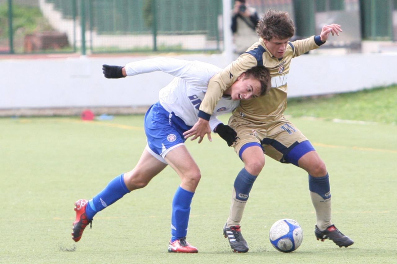 'Split.27.10.2010. Utakmica HNL za juniore na pomocnom terenu u Poljudu.Hajduk-Dinamo. Marko Grcic u duelu s bivsim suigracem Petrom Basicem. Photo: Ivo Cagalj/PIXSELL'