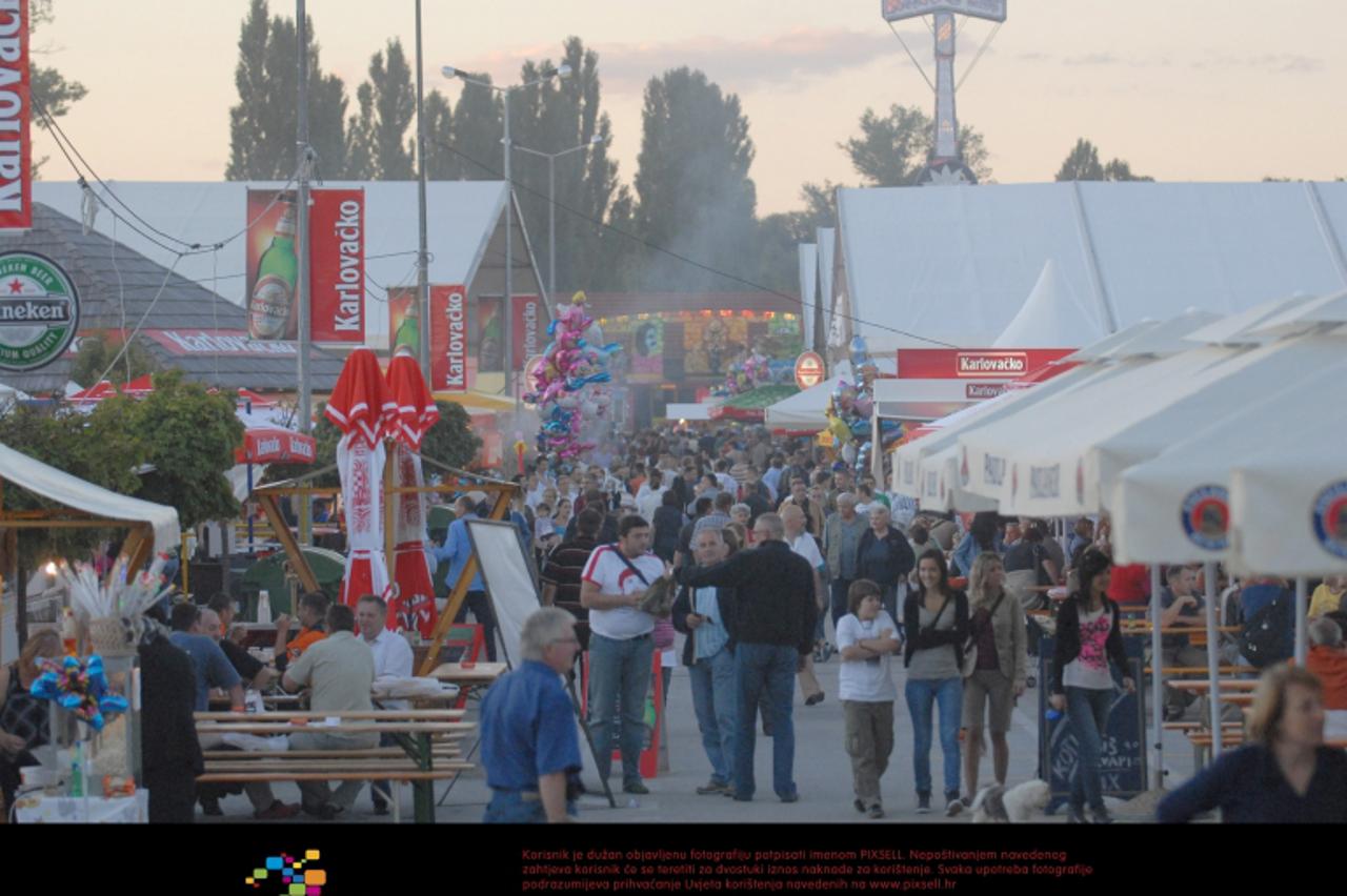 '01.09.2010.,Karlovac - 24. Karlovacki dani piva u punom su jeku.  Bogata je ugostiteljska ponuda, raznih piva i prigodnih jela, narocito pereca.  Photo: Kristina Stedul Fabac/PIXSELL'