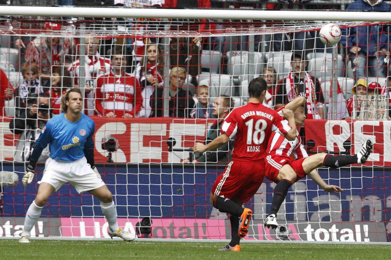 'Ivica Olic of Bayern Munich (R) attempts to score with an overhead kick during the German Bundesliga first division soccer match against Mainz in Munich September 25, 2010. REUTERS/Michael Dalder    