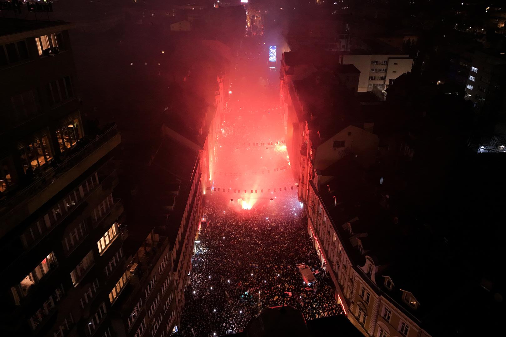 Put od Zenice, gdje je izborena pobjeda nakon penal-drame, do Sarajeva trajao je duže no ikad. Autobus s nogometašima, koji su čekali da kapetan Edin Džeko obavi pregled ozlijeđenog ramena, probijao se kroz masu ljudi koja ih je pozdravljala na svakom koraku. 