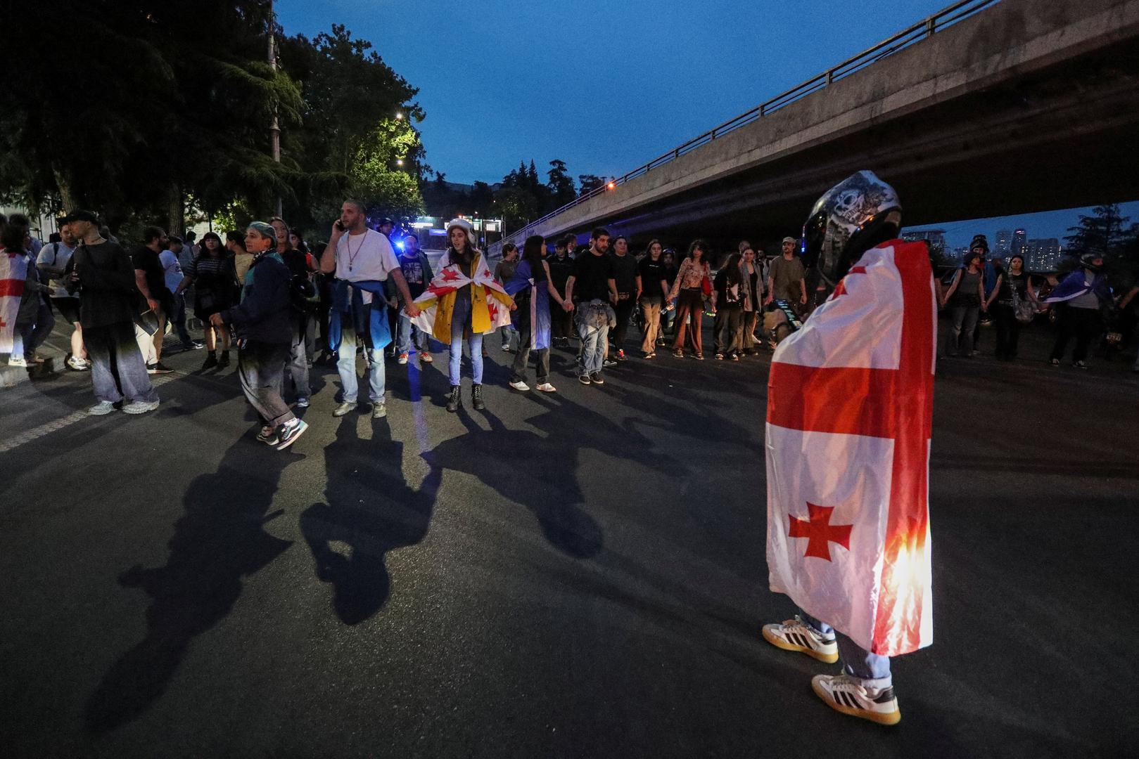Šef UN-a za ljudska prava Volker Turk zatražio je od Gruzije da povuče nacrt zakona i izrazio zabrinutost zbog postupanja vlasti prema prosvjednicima. "Zabrinut sam zbog izvješća o nepotrebnoj i nerazmjernoj uporabi sile protiv prosvjednika i medijskih djelatnika u glavnom gradu Gruzije Tbilisiju ovog tjedna", rekao je.