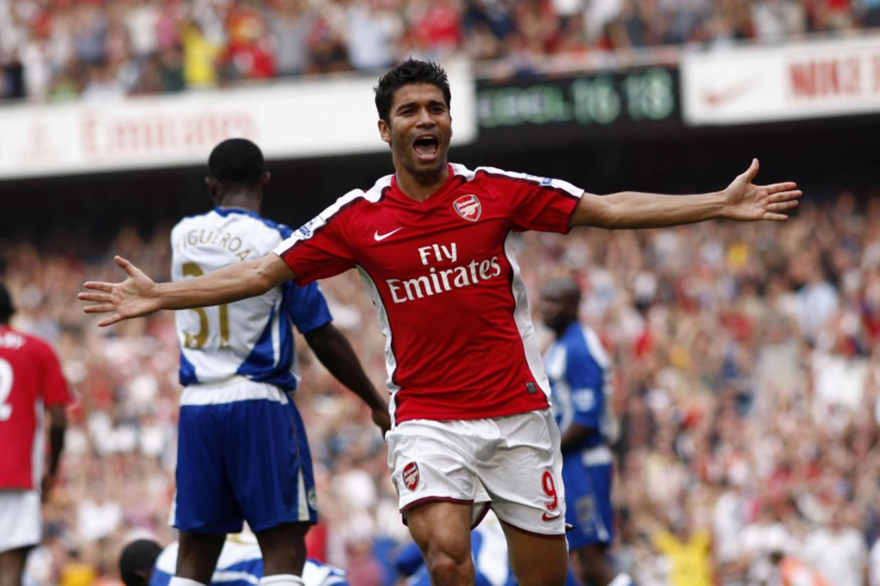 'Arsenal\'s Eduardo celebrates scoring the third goal during the English Premier League soccer match at the Emirates Stadium in London September 19, 2009.  REUTERS/Jed Leicester  (BRITAIN SPORT SOCCER