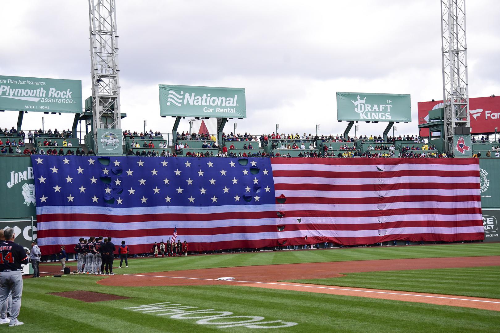 ‘Iako će sadržavati prilagođena umjetnička rješenja i poboljšane vizualne elemente, nove putovnice nastavit će zadržavati iste sigurnosne značajke koje američku putovnicu čine jednim od najsigurnijih dokumenata na svijetu,’ rekao je Pigott.