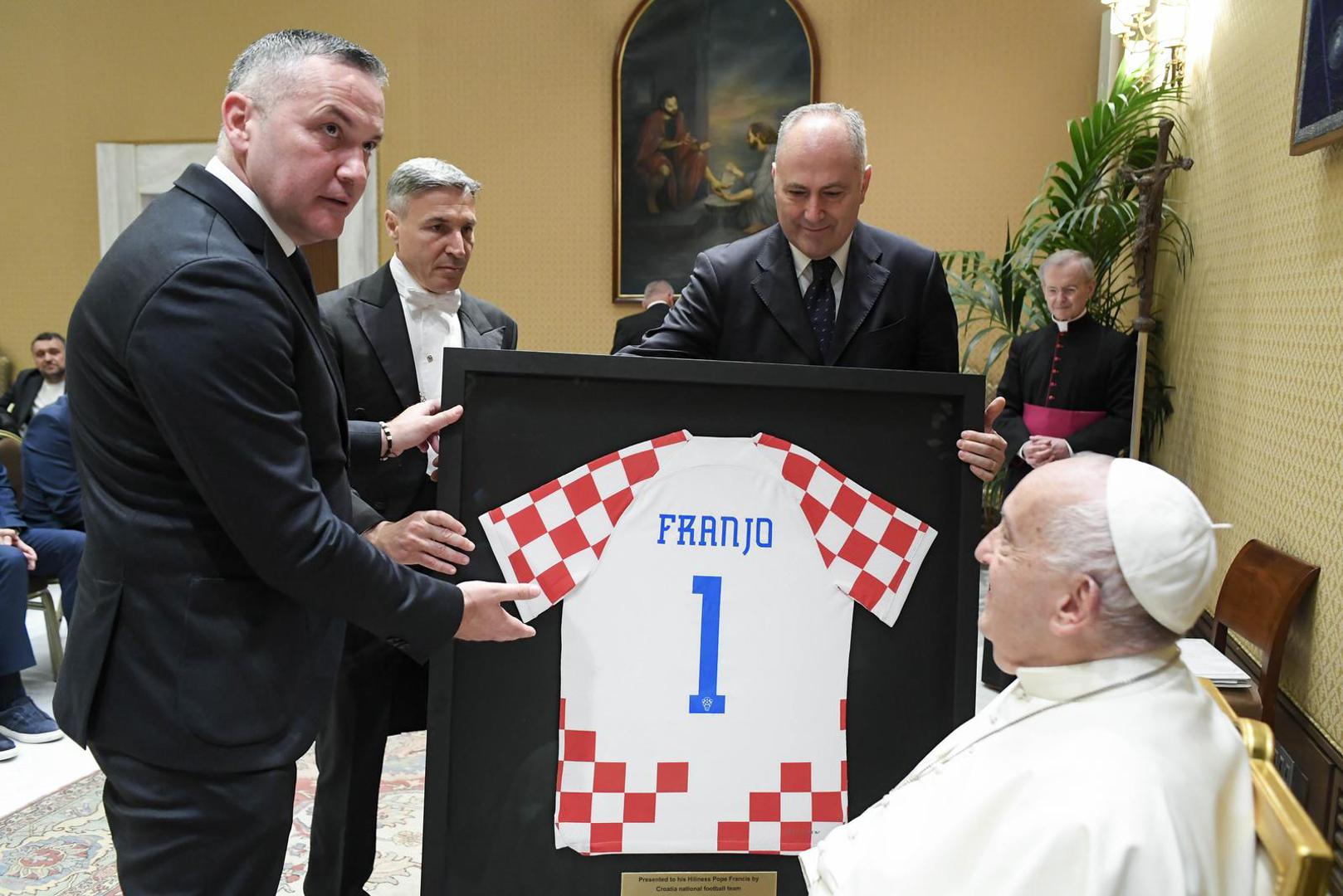 **NO LIBRI** Italy, Rome, Vatican, 2024/6/5. Pope Francis receives in private audience Croatian national soccer team  in the Vatican. Photograph by VATICAN MEDIA  / Catholic Press Photo Photo: VATICAN MEDIA / ipa-agency.net/IPA