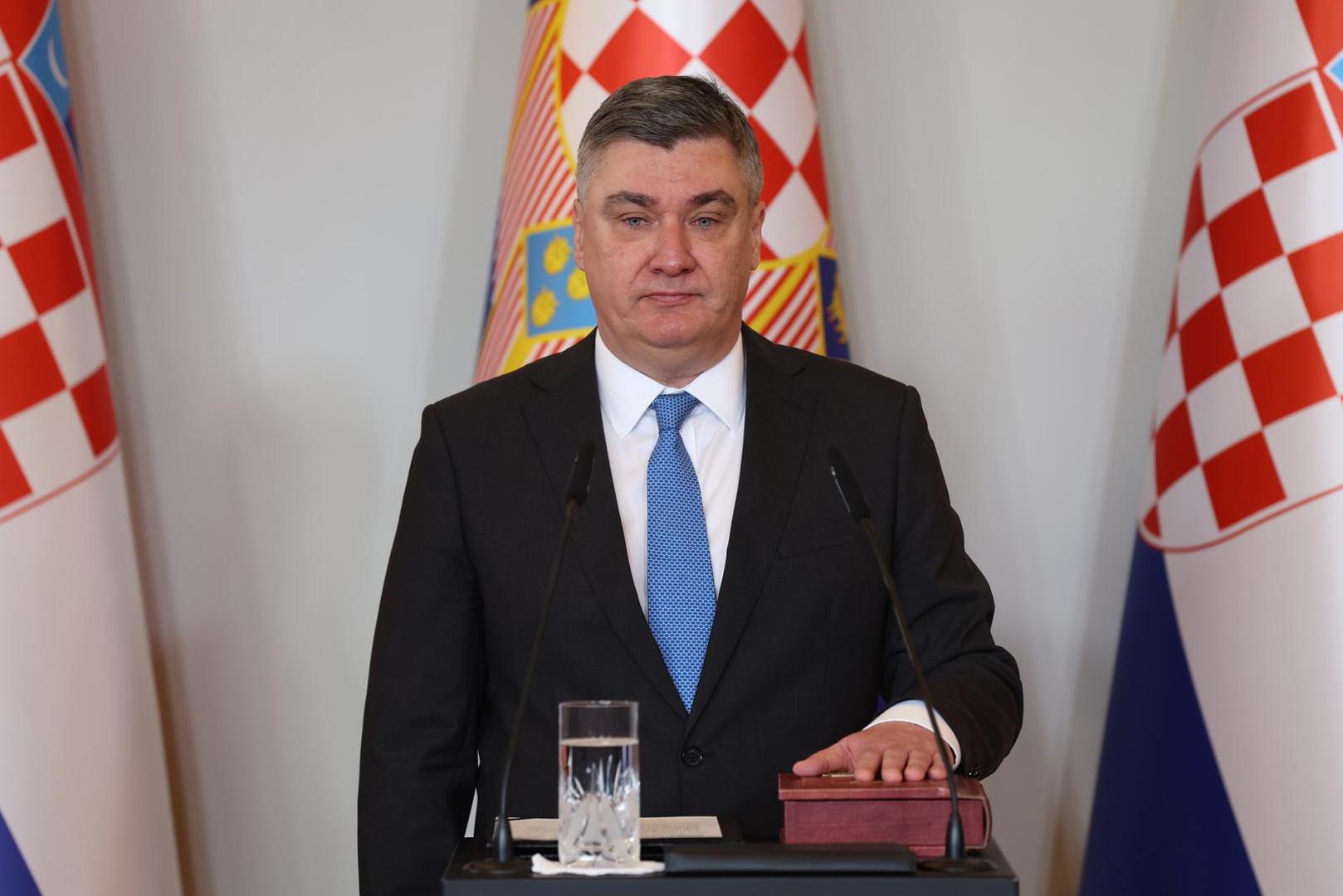 Druga Milanovićeva inauguracija bila je nešto svečanija od prve, ali je zadržala odmjeren i protokolarno skroman ton, uz fokus na simboliku same prisege i uži krug uzvanika.