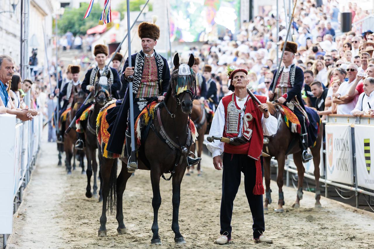 storyeditor/2023-06-03/1908__alkari_u_povorci_u_Becu_1_.jpg